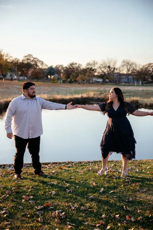 Autumn engagement session at golden hour, photo 2