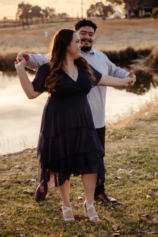 Autumn engagement session at golden hour, photo 14